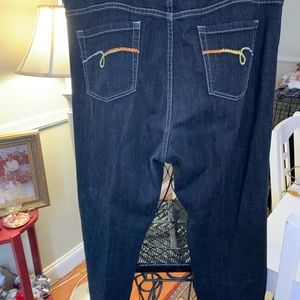 Chico’s Platinum jeans, size 3. Cute detail on rear pockets. Like new.
